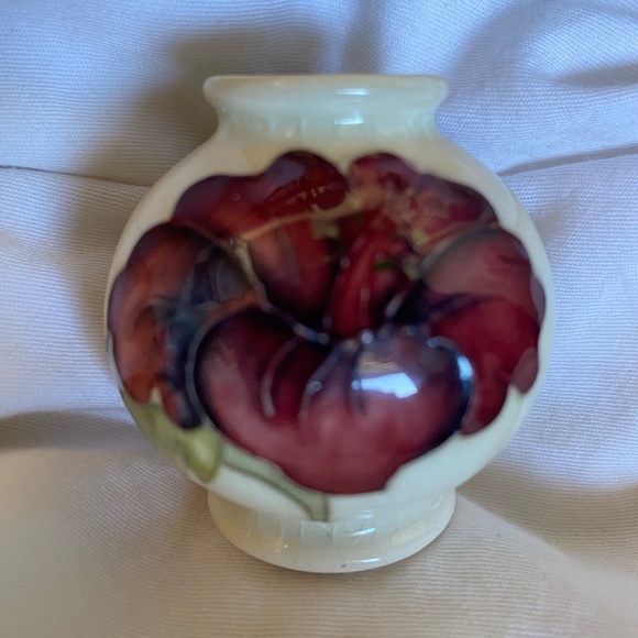 Moorcraft England Miniature Round Pottery Vase Hibiscus - Picture 2 of 5